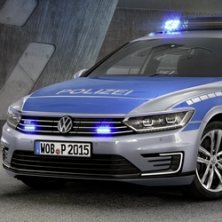 Rendőr-egyenruhát öltött az új Volkswagen Passat GTE